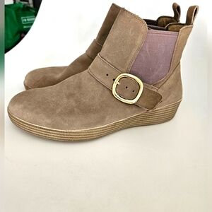 FitFlop Womens US8.5 SUPERBUCKLE Suede Chelsea Ankle Boots in Tan / Desert Stone